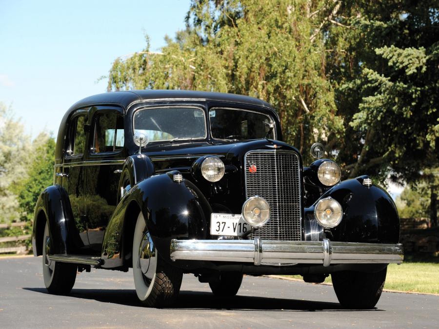  Cadillac V16 Custom Imperial Cabriolet by Fleetwood 1937 года  (фото 9 из 12)